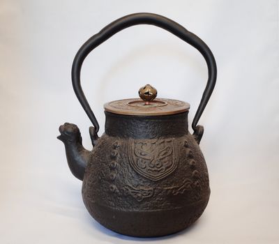 Teekanne mit Bronzedeckel, Drachenmotiv