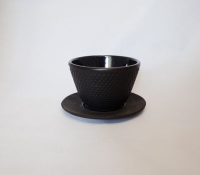 Teeschale aus Gusseisen, schwarz, mit Unterteller
